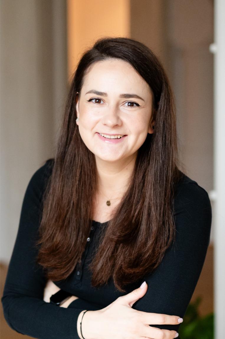 ZII_3141 crop Sedinta foto de portret lifestyle | Ședință foto business | Ședință foto de portret | Professional Headshots & Lifestyle Brand Session | Social media profile picture | Personal branding photo shooting ☎️ 0745 036 445